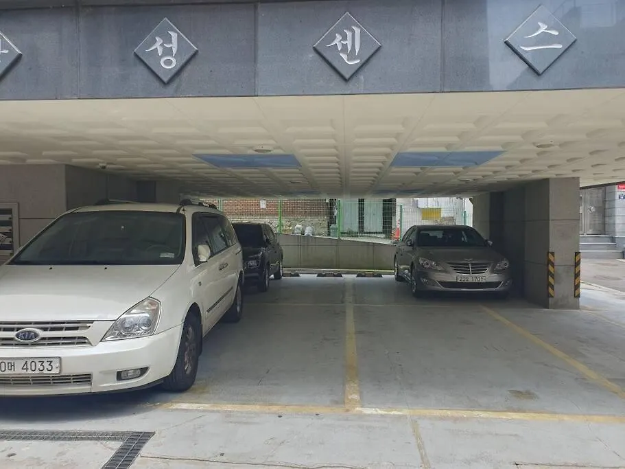 Convenient Location 3-Person Room With Living Room And 2 Bedrooms, 600 Meters From Bogukmun Station, 5 Stops To Snu Bundang Hospital, Close To Korea University 首爾